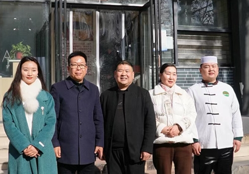 郑州马吉尔食品有限公司董事长马董与河南省豫菜文化钻研会胡辣汤专业委员会一行，共同走进传承老味路的膳寿福胡辣汤！